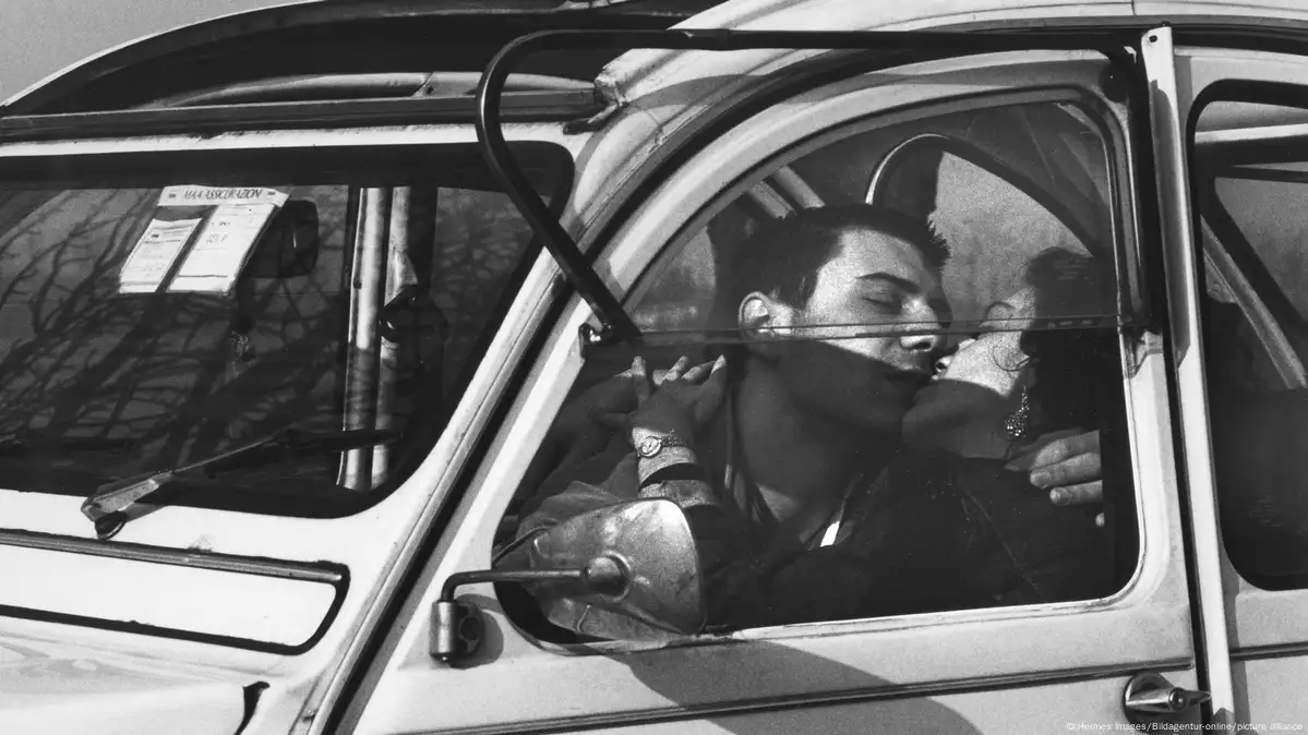 ¿Por qué nos besamos? Habría relación con el vello corporal ...