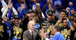 Jugadores del Thunder celebran mientras el comisionado de la NBA, Adam Silver, entrega el trofeo de campeón al dueño del equipo, Clay Bennett.