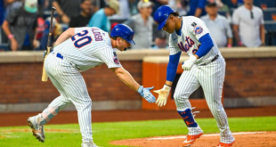 Pete Alonso, izquierda, y Juan Soto se saludan luego de que el dominicano conectara un cuadrangular en el partido que los Mets derrotaron a los Bravos, el miércoles en el Citi Field de Queens.