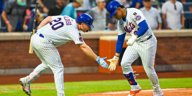 Pete Alonso, izquierda, y Juan Soto se saludan luego de que el dominicano conectara un cuadrangular en el partido que los Mets derrotaron a los Bravos, el miércoles en el Citi Field de Queens.
