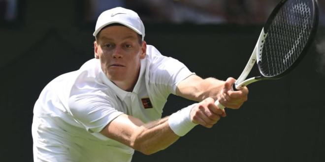 Jannik Sinner de Italia en acción durante el partido de primera ronda masculino contra Luca Nardi de Italia en el Campeonato de Wimbledon, Wimbledon, Gran Bretaña, 01 de julio de 2025.